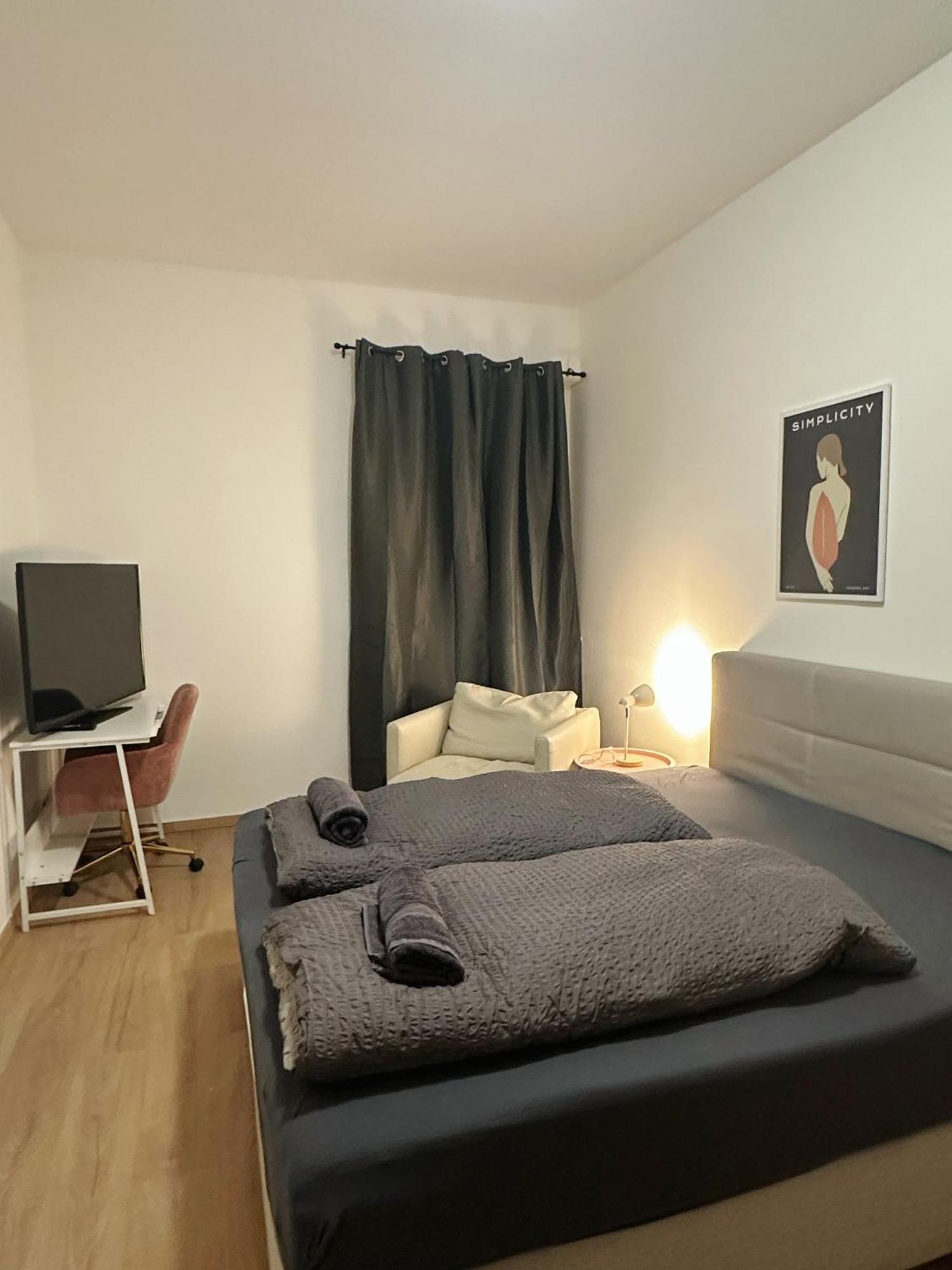 2Schlafenzimmer 5Betten Montuerwhonung Düsseldorf Exterior foto